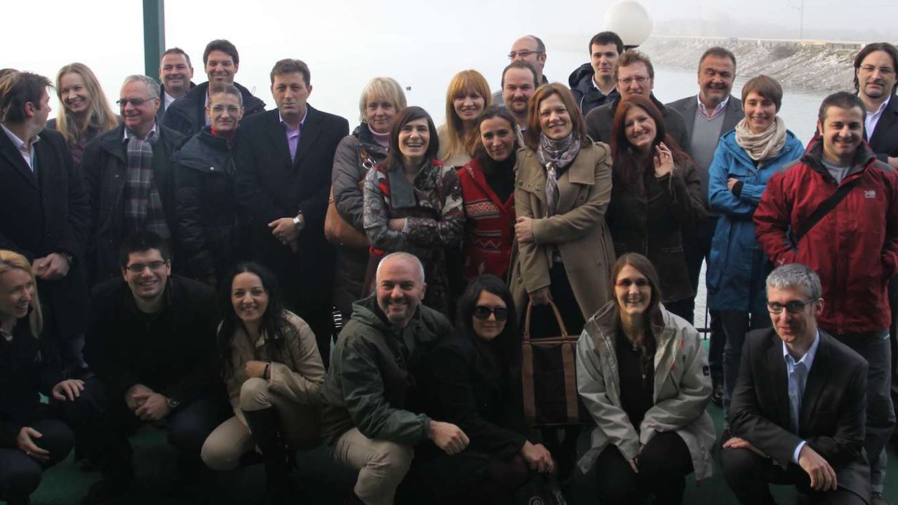 Group photo of about 25 people.