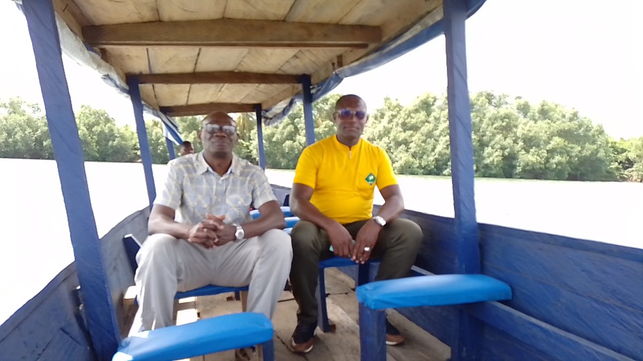 Farfesa Allassane Ouattara (a hagu) da Mista EGNABAYOU Akadié Alphonse, Shugaban ƙungiyar masunta na Grand Lahou (SCOOPS HOZALEM (a dama) a cikin filin.