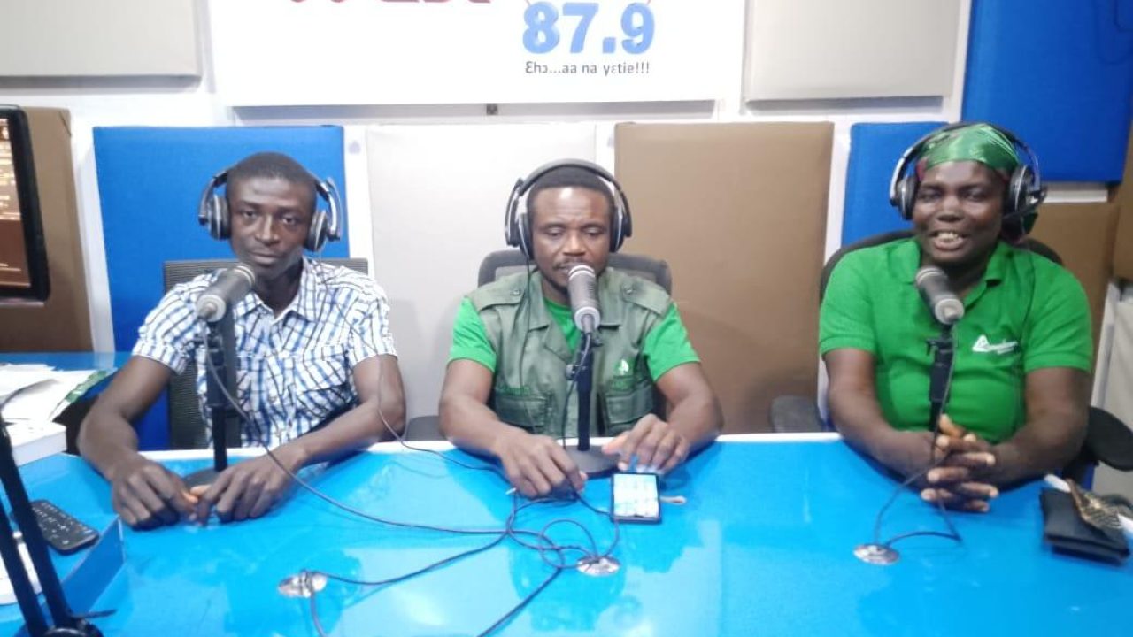 ທີມງານໂຄສະນາຂອງ Amokwaw CREMA ໃນລະຫວ່າງການຮັບຮູ້ທາງວິທະຍຸກ່ຽວກັບການປົກປັກຮັກສາສັດປ່າ. ມັນເກີດຂຶ້ນຢູ່ທີ່ West FM ທີ່ Elubo, Ghana.