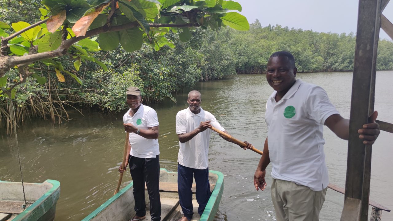 Members of the recently created Canoeist Association of Malanza