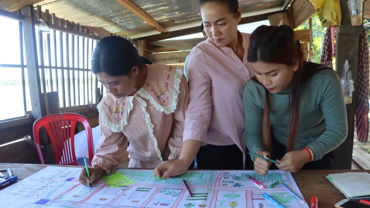Womens group mapping fisheries resources in Samkhuoy village.