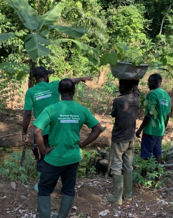 ກຸ່ມອາສາສະໝັກຊຸມຊົນທີ່ດຳເນີນກິດຈະກຳປູກຕົ້ນໄມ້ອ້ອມຮອບ CTPFR.