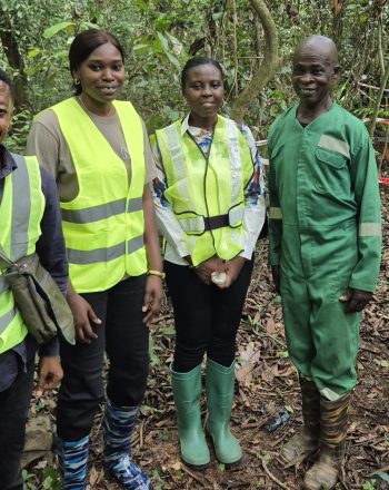 Mbene Diakhate (thib ob ntawm sab laug) los ntawm BirdLife, mus ntsib tus neeg txais txiaj ntsig (RTN) thiab tus neeg tau txais txiaj ntsig qhov project thaum mus ntsib Ghana.