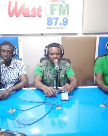 Amokwaw CREMA pab neeg tawm tswv yim thaum lub sijhawm xov tooj cua ntawm kev tiv thaiv tsiaj qus. Nws tshwm sim ntawm West FM ntawm Elubo, Ghana.