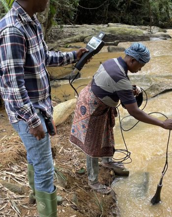 Mrs Tetteh Aku, tus tswvcuab CREMA los ntawm Obuoho, txhawb kev ntsuas dej zoo ntawm Ayensu River siv U50 series dej tsis zoo ntsuas ntsuas