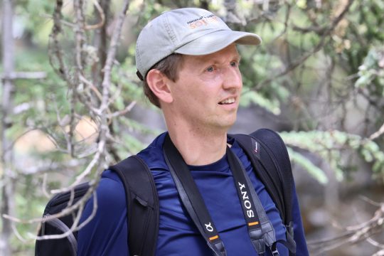 新任CI首席执行官Sebastian Troëng站在摩洛哥国家公园的一片树林中。